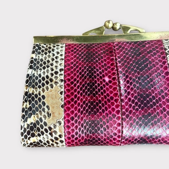 Vintage 1960s Genuine Snakeskin Kisslock Closure Mini Coin Bag in Raspberry Pink - Picture 8 of 12